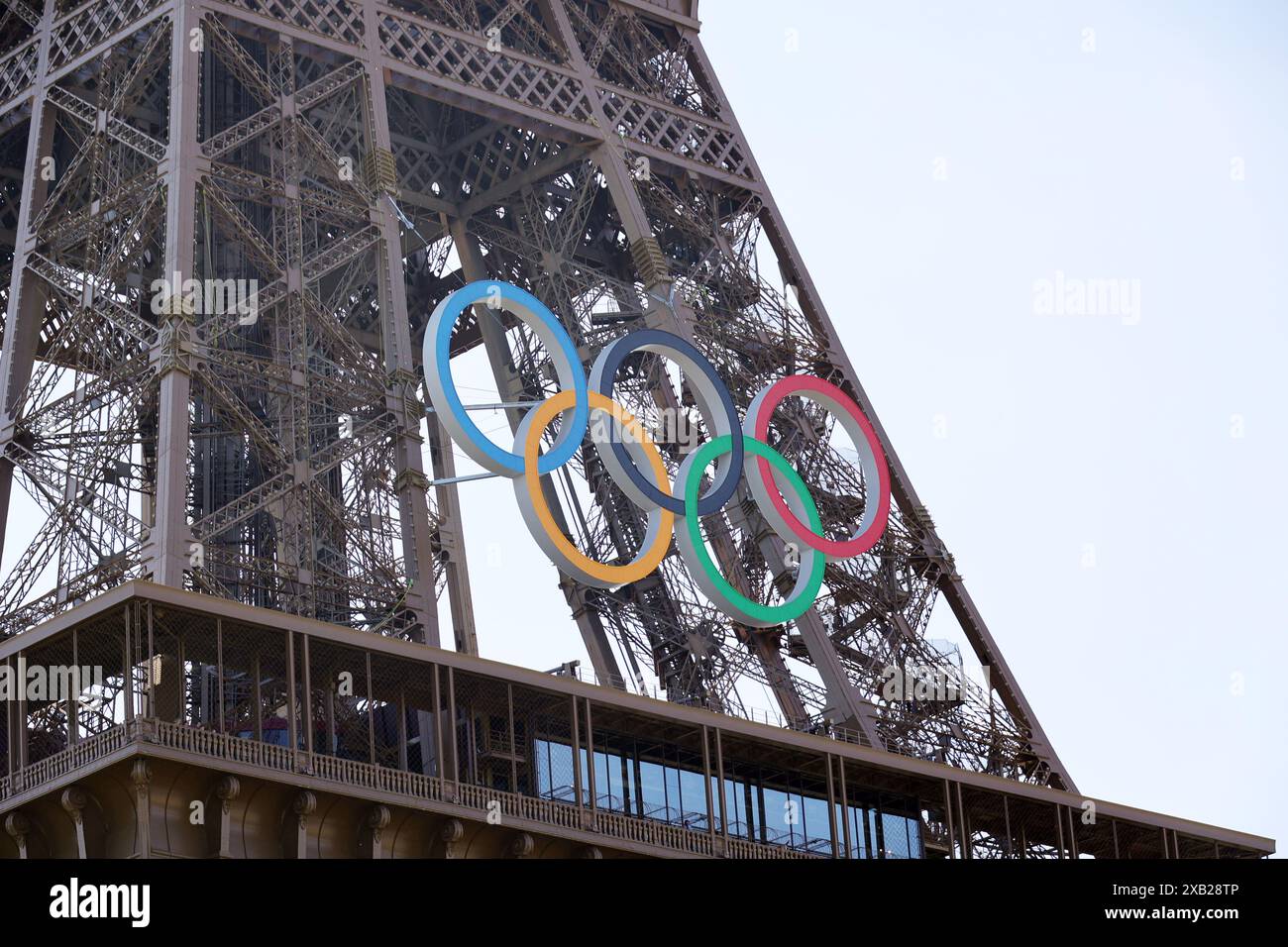 pic spectacles : Tour Eiffel à Paris avec les anneaux olympiques exposés. Alors que la ville se prépare pour les Jeux olympiques avec des fermetures de routes et des nettoyages perturbant Banque D'Images