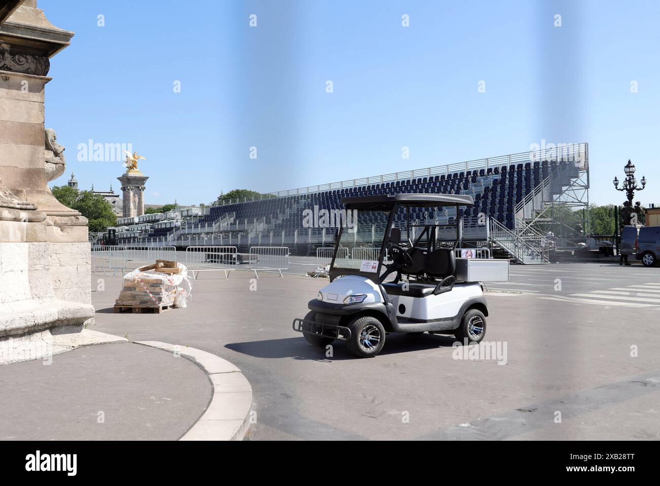 pic spectacles : Tour Eiffel à Paris avec les anneaux olympiques exposés. Alors que la ville se prépare pour les Jeux olympiques avec des fermetures de routes et des nettoyages perturbant Banque D'Images