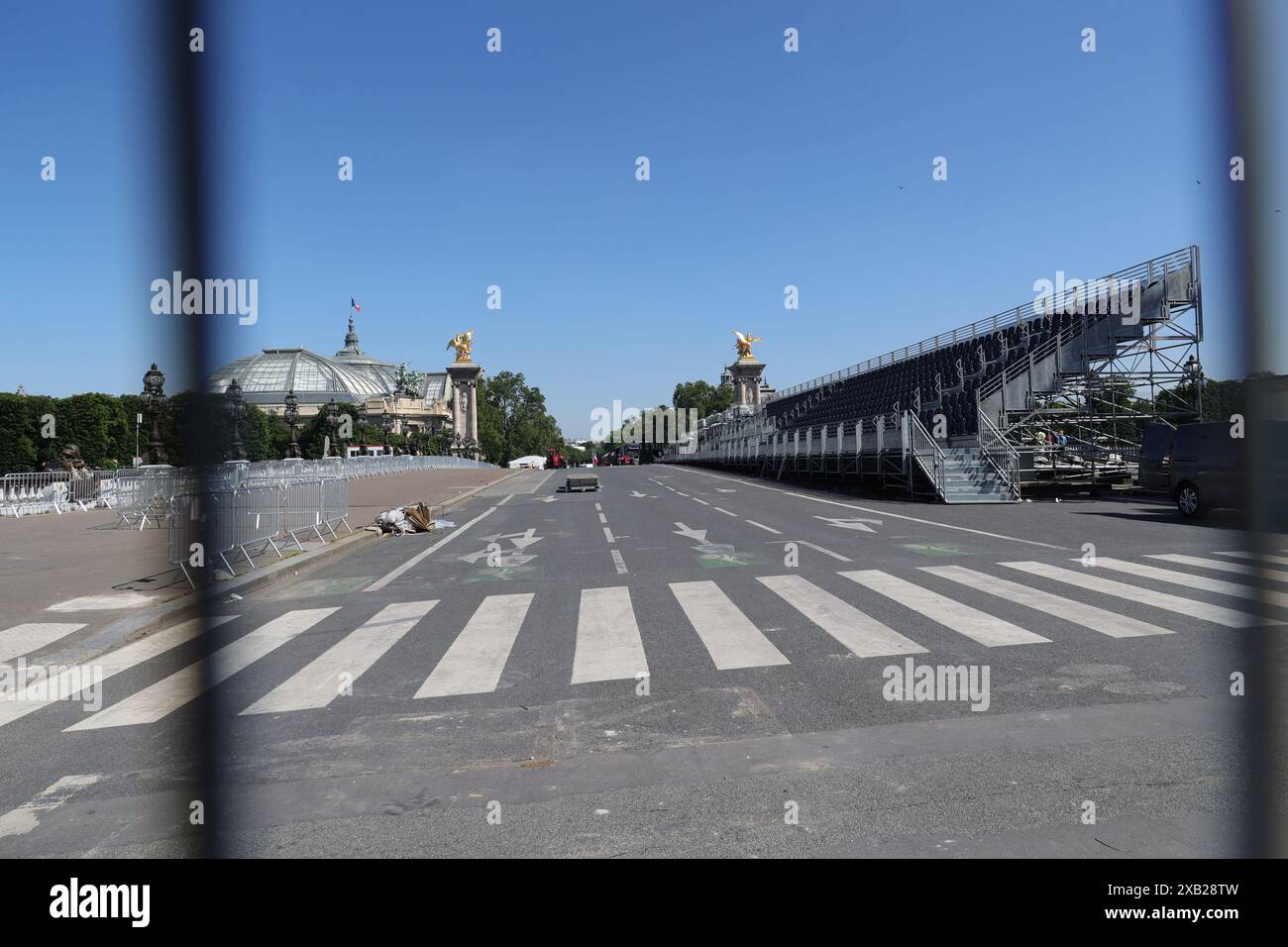 pic spectacles : Tour Eiffel à Paris avec les anneaux olympiques exposés. Alors que la ville se prépare pour les Jeux olympiques avec des fermetures de routes et des nettoyages perturbant Banque D'Images