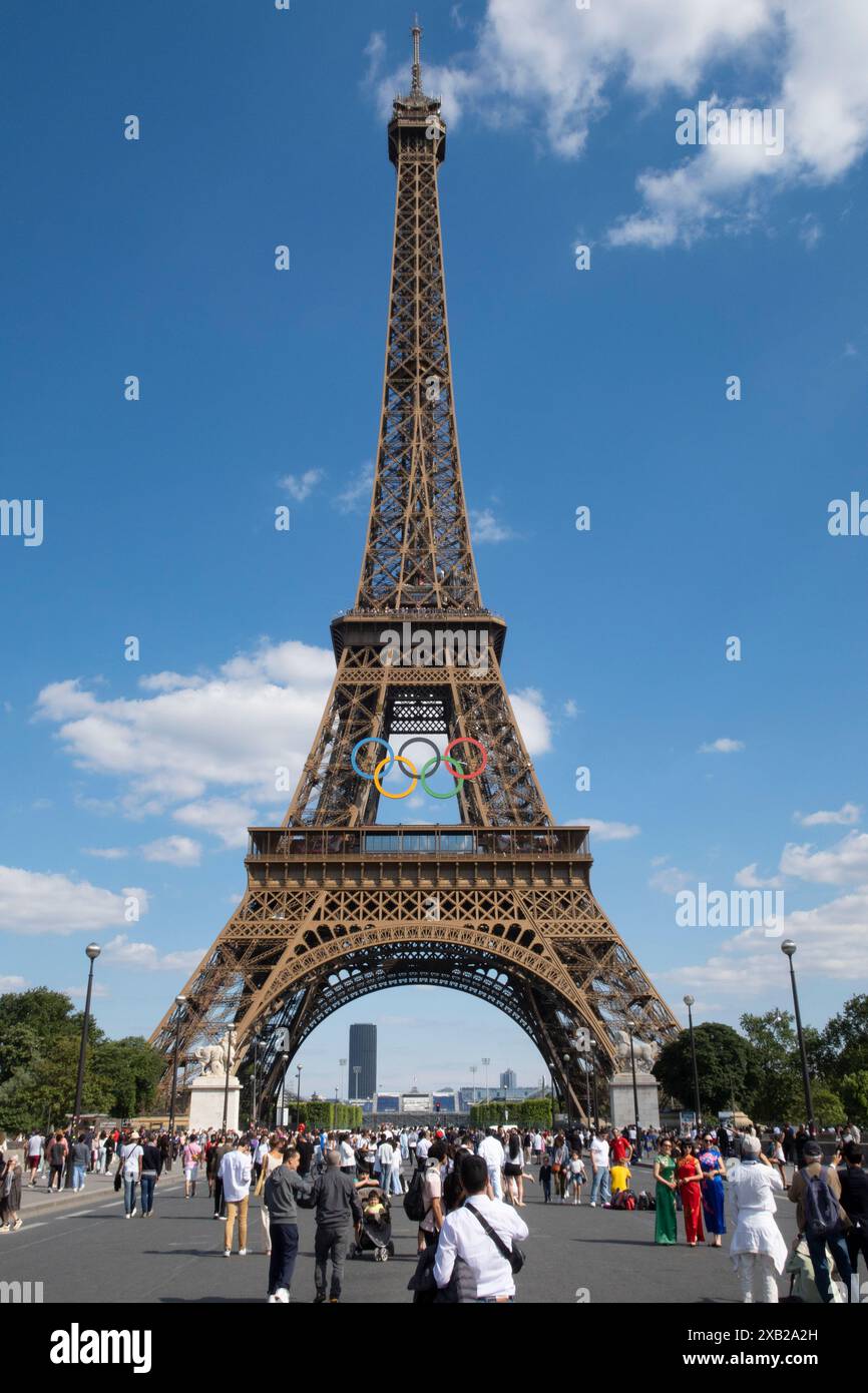 Jeux olympiques d'été de Paris 2024 la Tour Eiffel avec les anneaux olympiques Banque D'Images