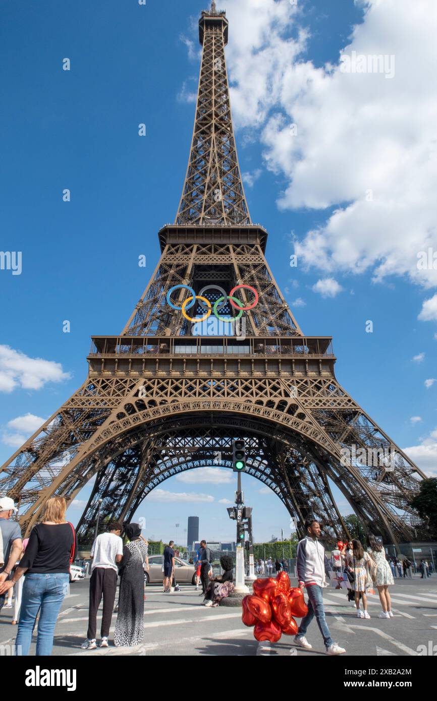 Jeux olympiques d'été de Paris 2024 la Tour Eiffel avec les anneaux olympiques Banque D'Images