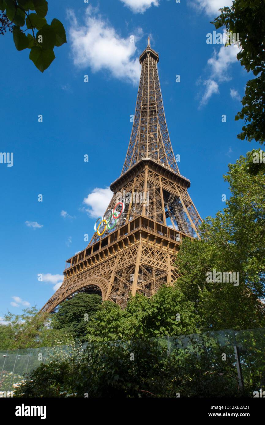 Jeux olympiques d'été de Paris 2024 la Tour Eiffel avec les anneaux olympiques Banque D'Images