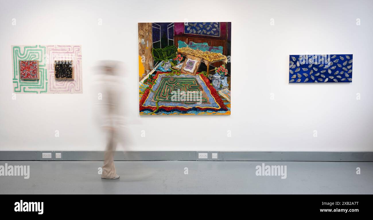 Elizabeth Xi Bauer Gallery, Deptford, Londres, Royaume-Uni. 10 juin 2024. L’artiste finlandaise Karoliina Hellberg vit et travaille à Helsinki et est connue pour ses grandes toiles à l’huile, à l’acrylique et à l’encre. Labyrinth, la première exposition solo de Karoliina Hellberg au Royaume-Uni (7 juin-3 août 2024) expose de nouvelles œuvres de l'artiste et une impression en papier peint conçue et exécutée par Hellberg pour cette exposition solo. L'exposition est organisée par Maria do Carmo M. P. de Pontes. Image : Karoliina Hellberg, labyrinthe, 2024. Acrylique, huile et encre sur toile. Crédit : Malcolm Park/Alamy Live News Banque D'Images