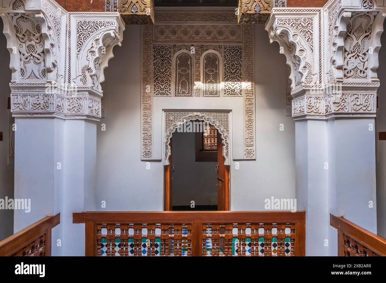 Intérieur complexe de la Madrasa Ben Youssef, fondée par le sultan ménide Abou el Hassan au XIVe siècle. Banque D'Images