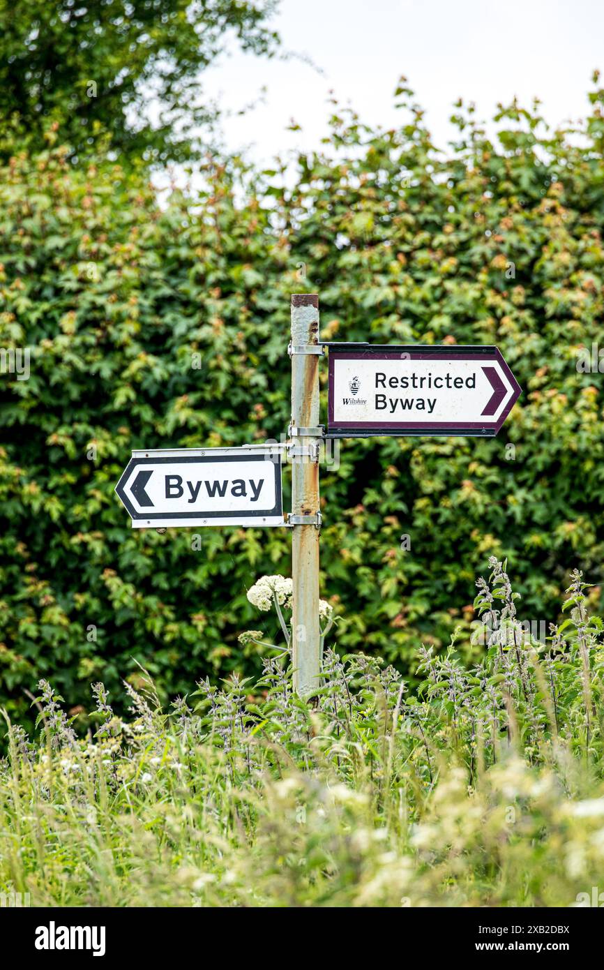Signalisation directionnelle Byway et Restricted Byway sur un poteau en métal rouillé dans la campagne du Wiltshire Banque D'Images