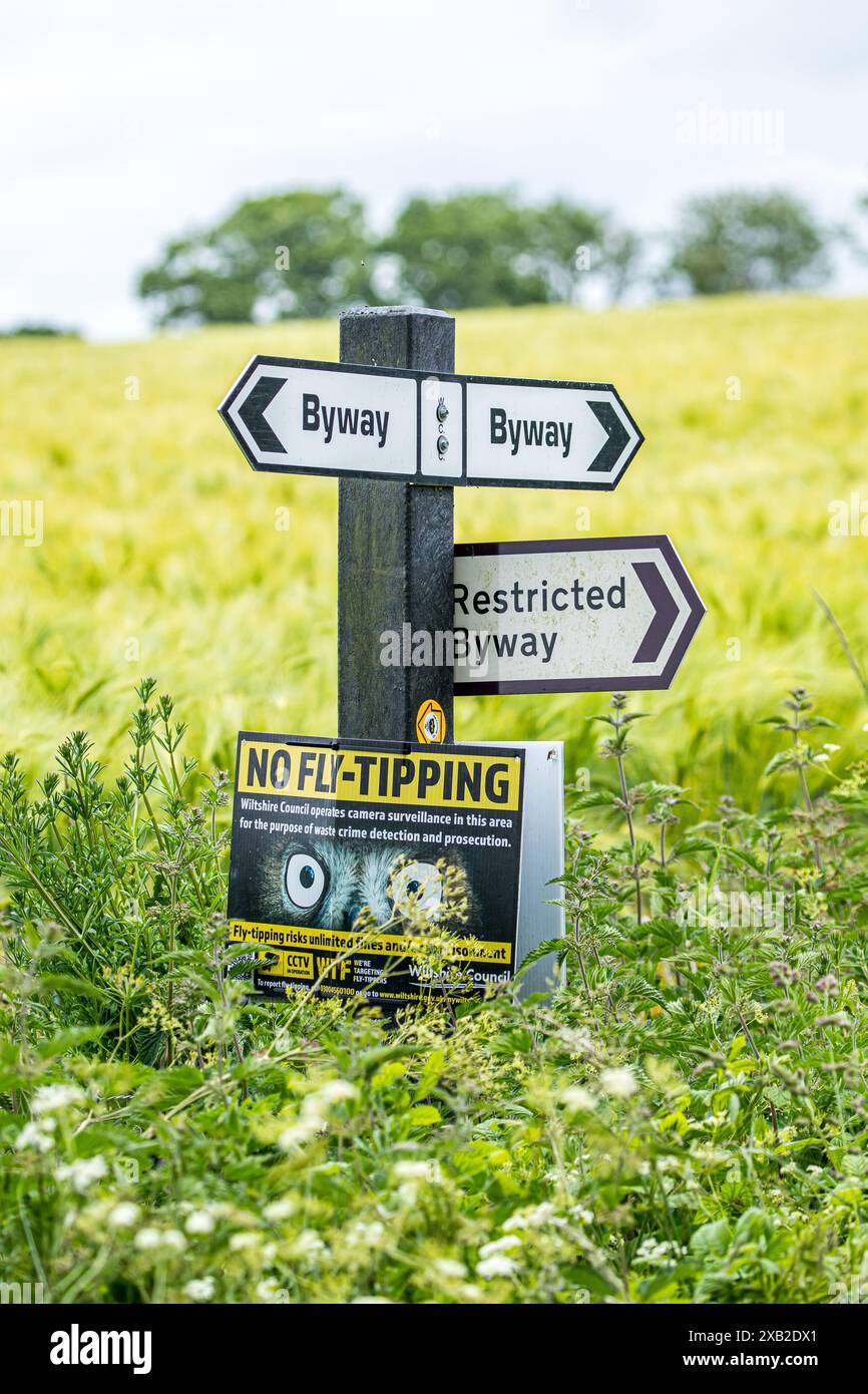 Directional Byway, Restricted Byway et No Fly Tipping signalétique sur un poteau dans la campagne du Wiltshire Banque D'Images