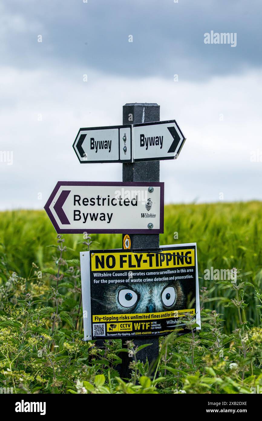 Directional Byway, Restricted Byway et No Fly Tipping signalétique sur un poteau dans la campagne du Wiltshire Banque D'Images