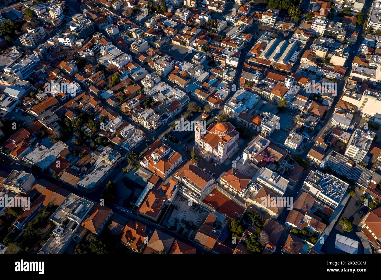 Captivante photo par drone d'une ville avec des ombres de bâtiments qui s'allongent au coucher du soleil. Limassol, Chypre Banque D'Images