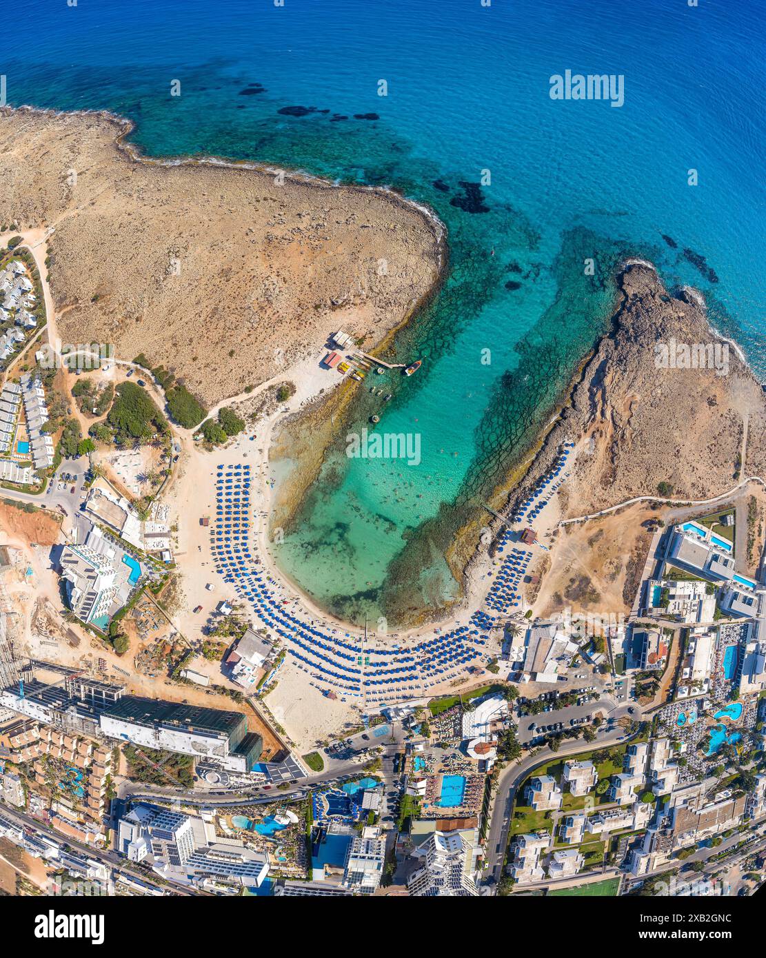 Vue panoramique sur une superbe plage de Sandy Bay (Vathia Gonia) avec des eaux turquoises et un paysage urbain environnant. Ayia Napa, Chypre Banque D'Images