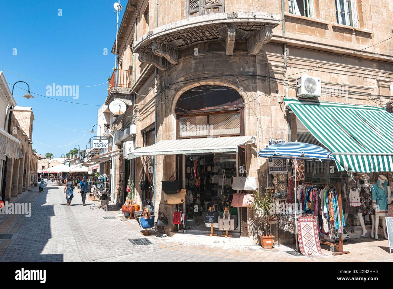Nicosie, Chypre - 24 octobre 2022 : touristes marchant dans une rue étroite à nicosie, chypre bordée de magasins vendant des vêtements, des souvenirs et des locaux Banque D'Images