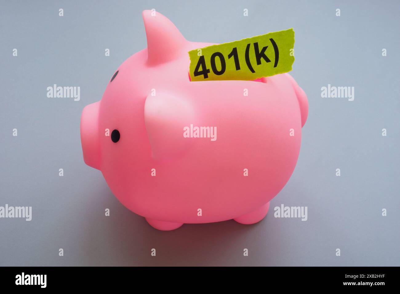 Tirelire avec le mot inséré 401k au sujet du régime de retraite. Banque D'Images