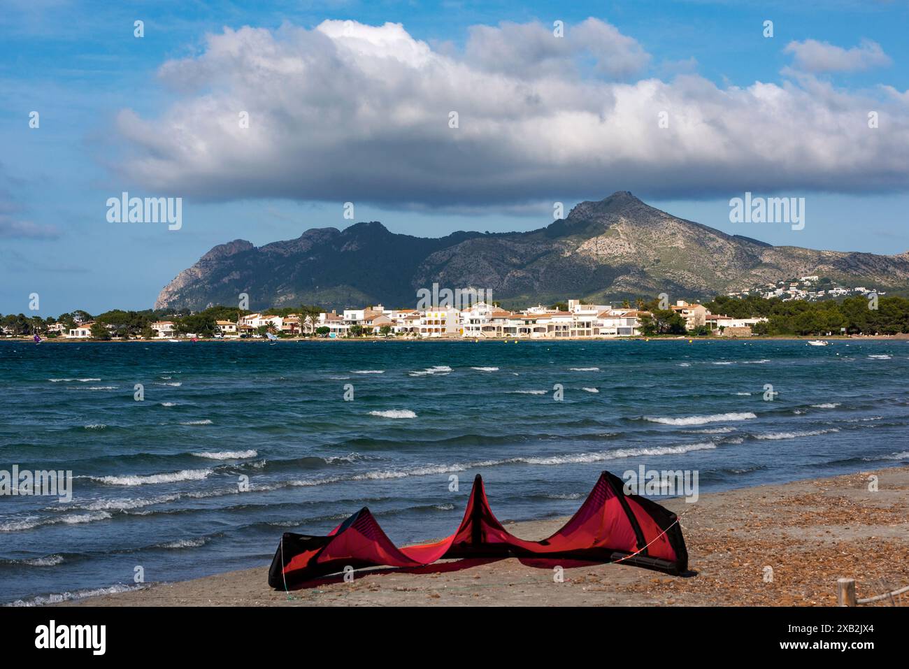 La baie de Pollensa avec son beau paysage et ses journées venteuses est un site populaire pour les amateurs de kitesurf à Alcudia, Majorque, Îles Baléares, Espagne Banque D'Images