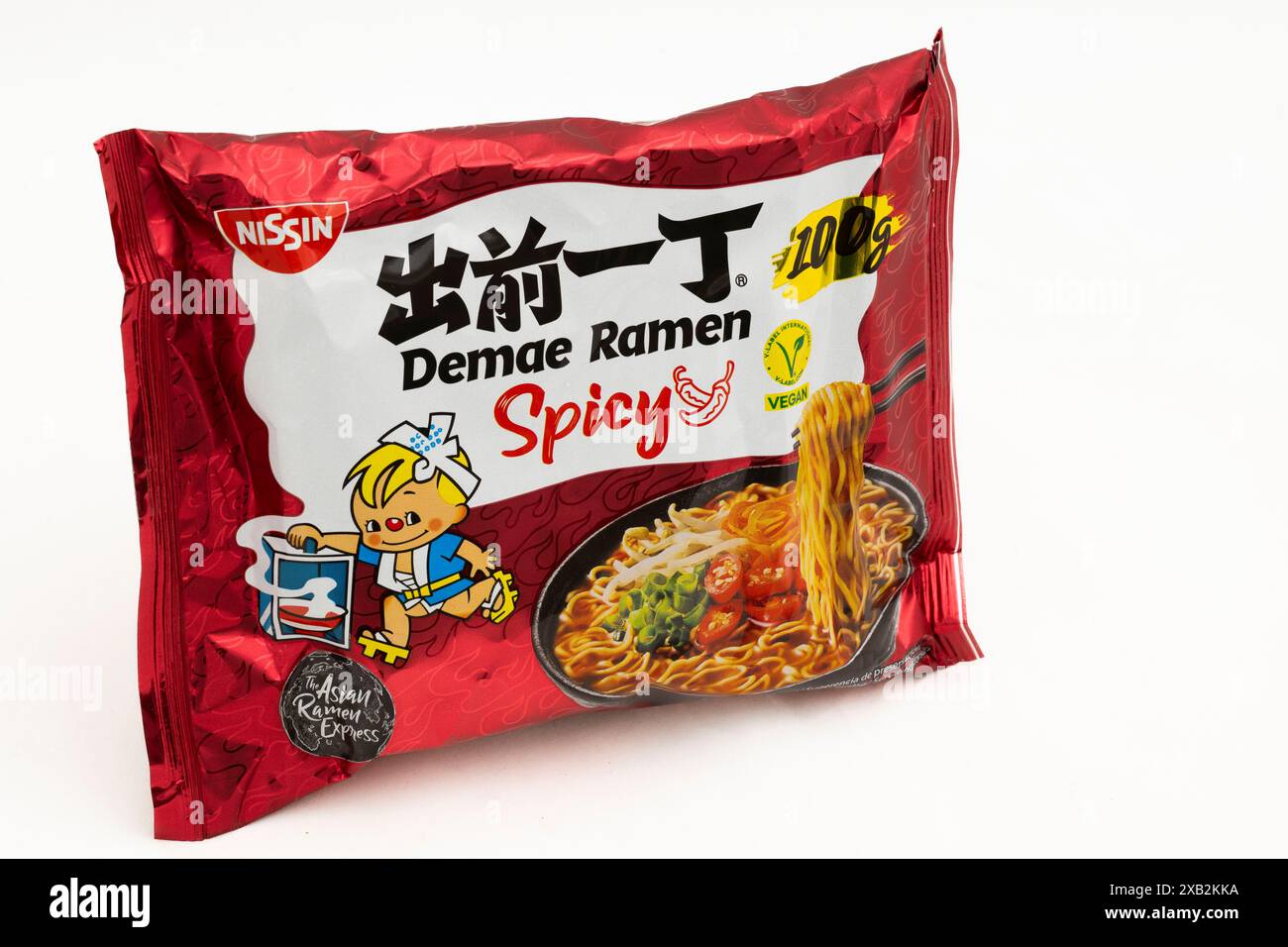 ramen nouilles épicées produit tiré sur fond blanc de studio Banque D'Images
