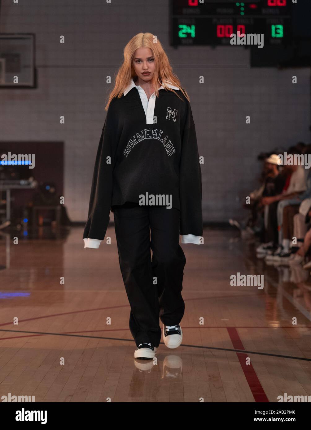 Un modèle marche sur la piste pour le designer Nahmias au Pan Pacific Park le 9 juin 2024. (Photo de Victor Pagan/Sipa USA) crédit : Sipa USA/Alamy Live News Banque D'Images