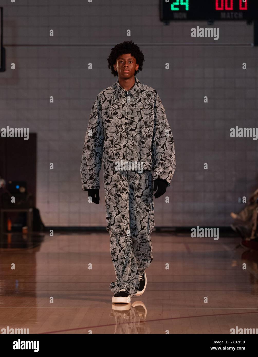 Un modèle marche sur la piste pour le designer Nahmias au Pan Pacific Park le 9 juin 2024. (Photo de Victor Pagan/Sipa USA) crédit : Sipa USA/Alamy Live News Banque D'Images