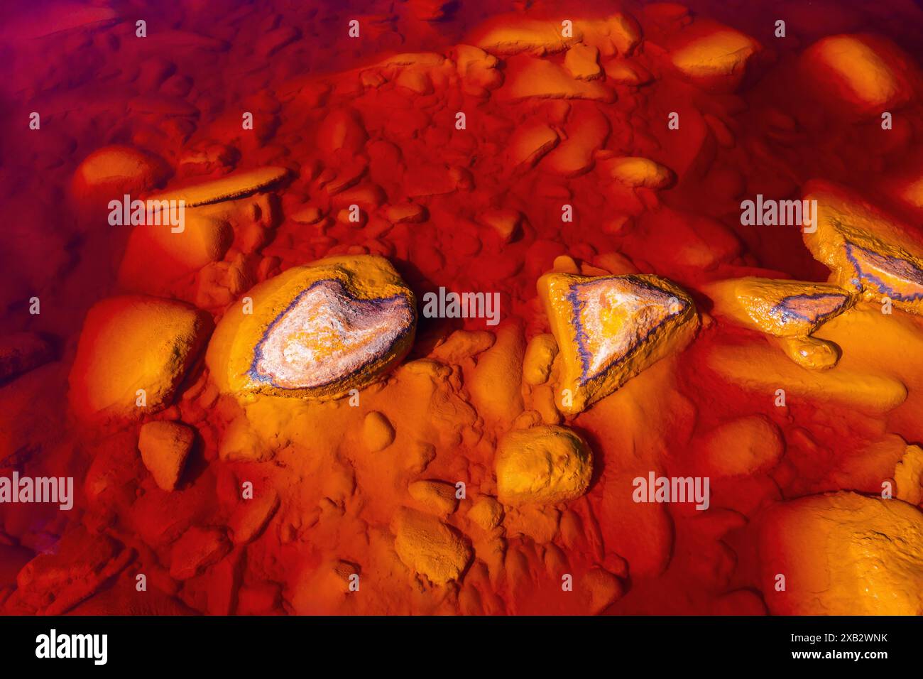 Vue aérienne abstraite des mines de Riotinto, ressemblant à la surface de mars avec ses riches tons rouge et orange et son terrain texturé Banque D'Images