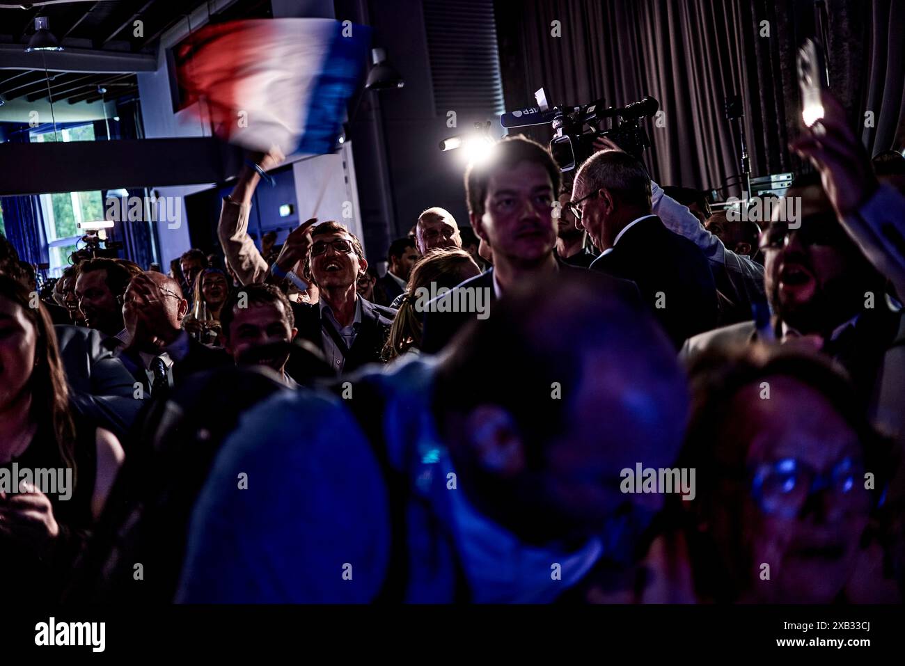 Paris, France. 04th Apr, 2023. Antonin Burat/le Pictorium - la nuit des élections au siège du rassemblement pour les élections européennes de 2024 - 04/04/2023 - France/Paris - les militants réagissent à la publication des résultats, lors de la nuit des élections au siège du rassemblement pour les élections européennes de 2024. Crédit : LE PICTORIUM/Alamy Live News Banque D'Images