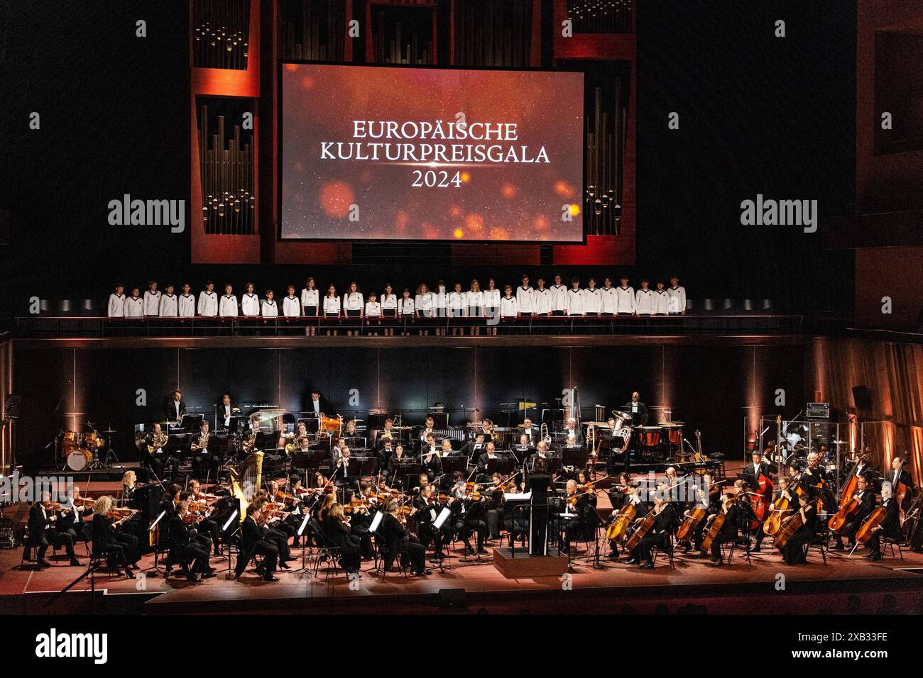 Der Europäische Kulturpreis in der Philharmonie in Luxemburg - 07. 06,2024 Auftritt Wiener Sängerknaben und Wiener Chormädchen - Die Europäische Kulturpreisgala im Grand Auditorium der Phillharmonie Luxembourg Kirchberg Luxembourg *** Prix culturel européen à la Philharmonie de Luxembourg 07 06 2024 performance Vienna Boys Choir et Vienna Girls Choir Gala du Prix culturel européen au Grand Auditorium Philharmonie Luxembourg Luxembourg Kirchberg Luxembourg Copyright : xBonn.digitalx/xMarcxJohnx Banque D'Images