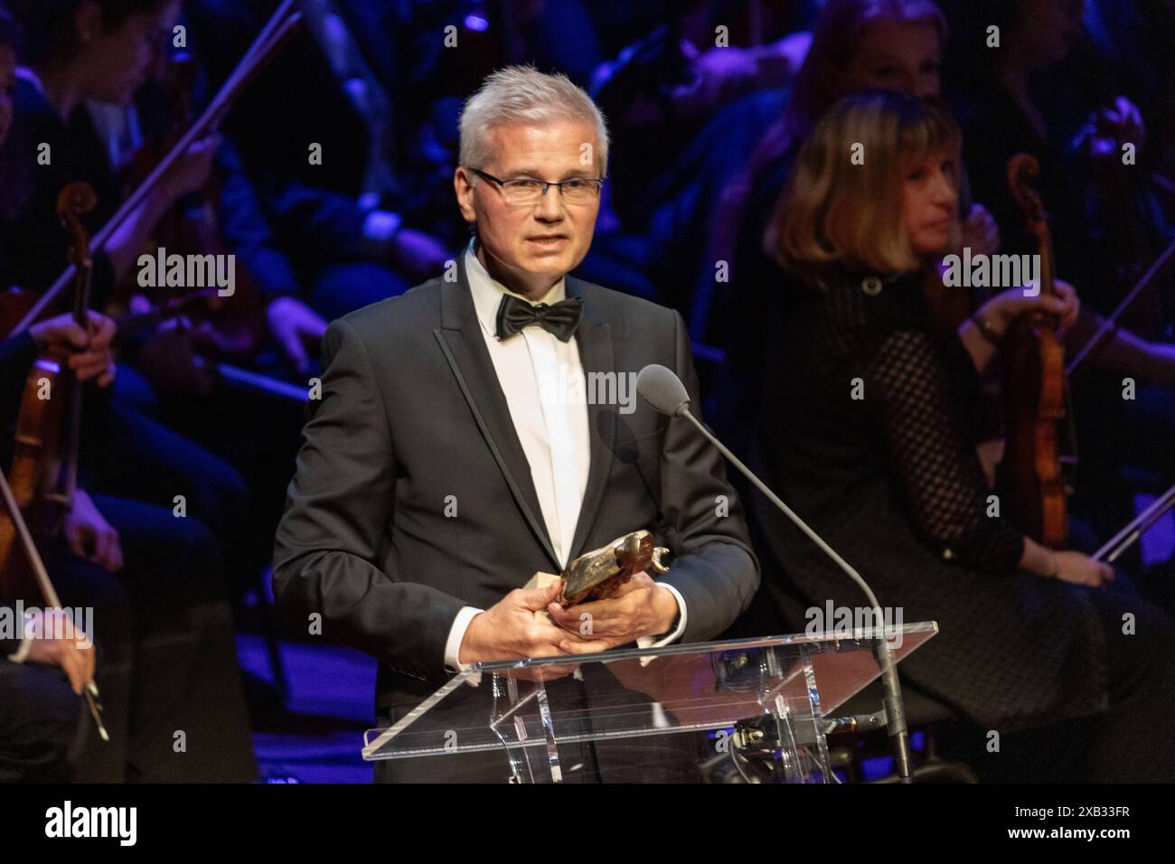 Erich Arthold Präsident Wiener Sängerknaben und Wiener Chormädchen - Der Europäische Kulturpreis in der Philharmonie in Luxemburg - 07. 06,2024 Die Europäische Kulturpreisgala im Grand Auditorium der Phillharmonie Luxembourg Kirchberg Luxembourg *** Erich Arthold Président Chœur de garçons de Vienne et Chœur de filles de Vienne Prix culturel européen à la Philharmonie Luxembourg 07 06 2024 Gala du Prix culturel européen au Grand Auditorium de la Philharmonie Luxembourg Luxembourg Kirchberg Luxembourg Copyright : xBonn.digitalx/xMarcxJohnx Banque D'Images