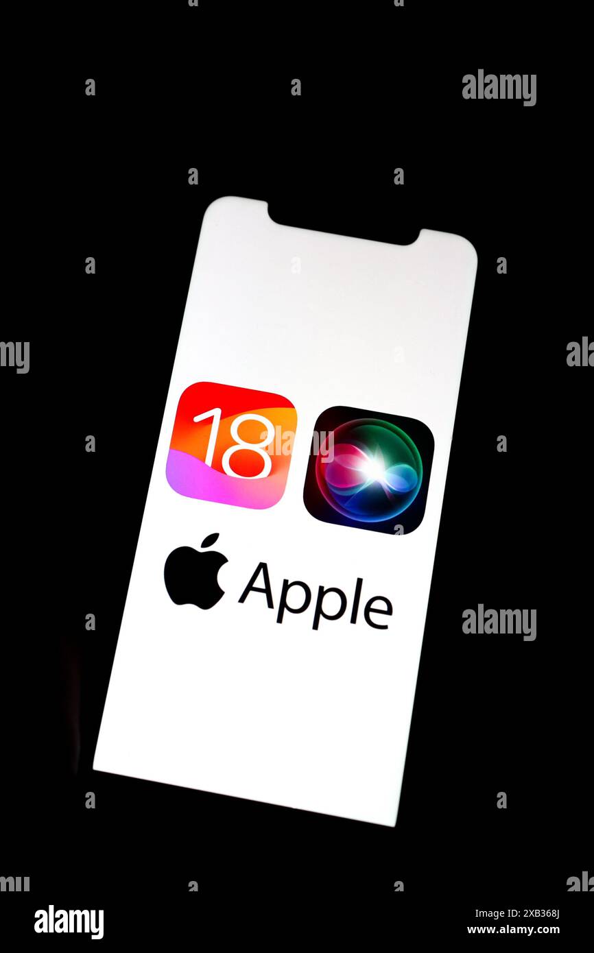 Dans cette illustration photo, un logo Apple iOS 18 et Siri ai Assistant vu sur un iPhone Apple. La version bêta est attendue au WWDC. Banque D'Images