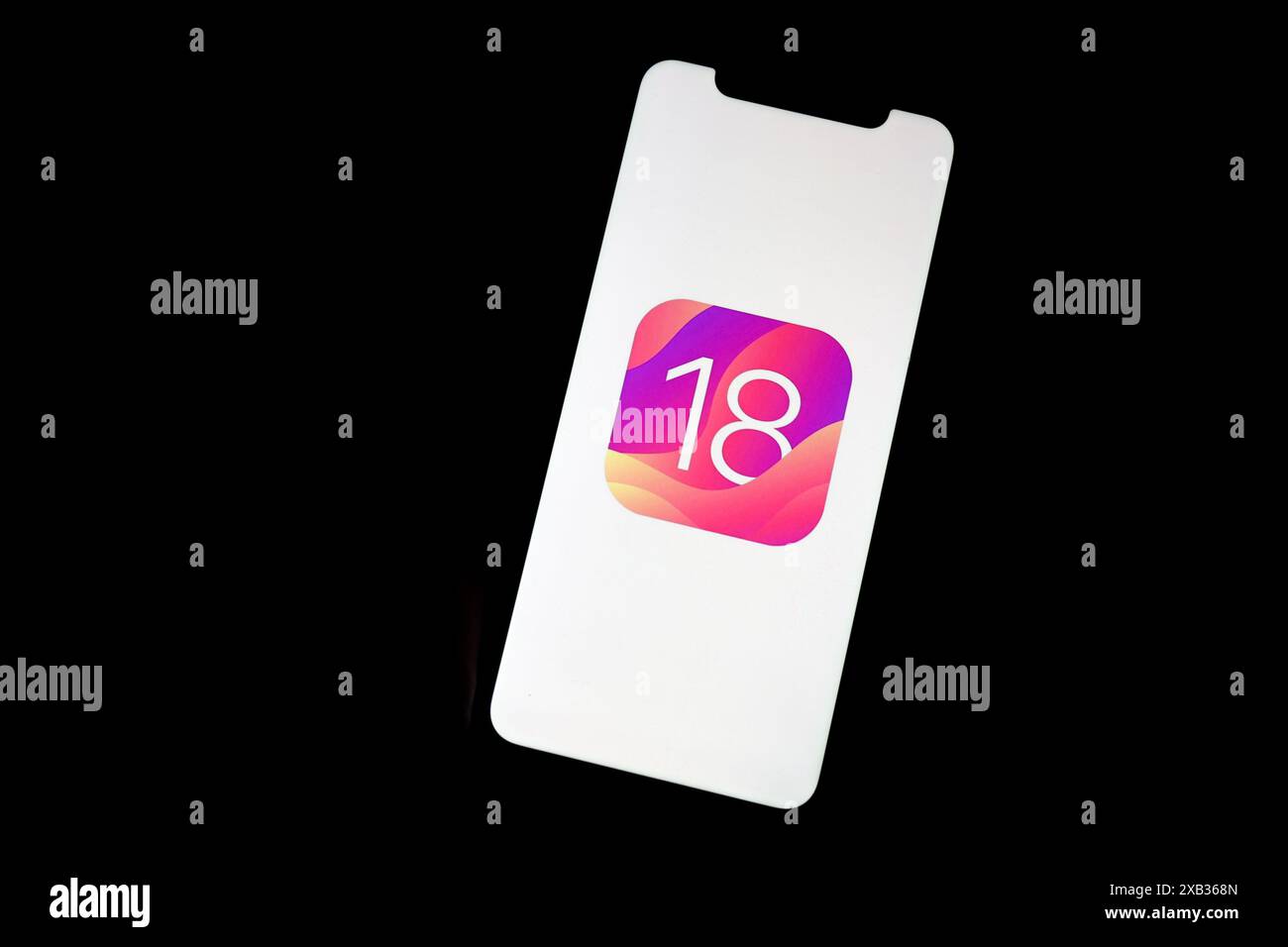 Dans cette illustration photo, un logo Apple iOS 18 est affiché sur un iPhone Apple. La version bêta est attendue au WWDC. Banque D'Images