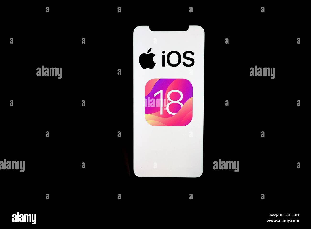 Dans cette illustration photo, un logo Apple iOS 18 est affiché sur un iPhone Apple. La version bêta est attendue au WWDC. Banque D'Images