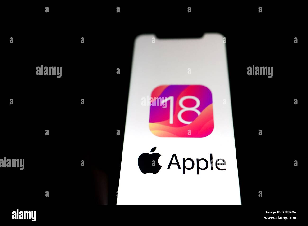 Dans cette illustration photo, un logo Apple iOS 18 est affiché sur un iPhone Apple. La version bêta est attendue au WWDC. Banque D'Images