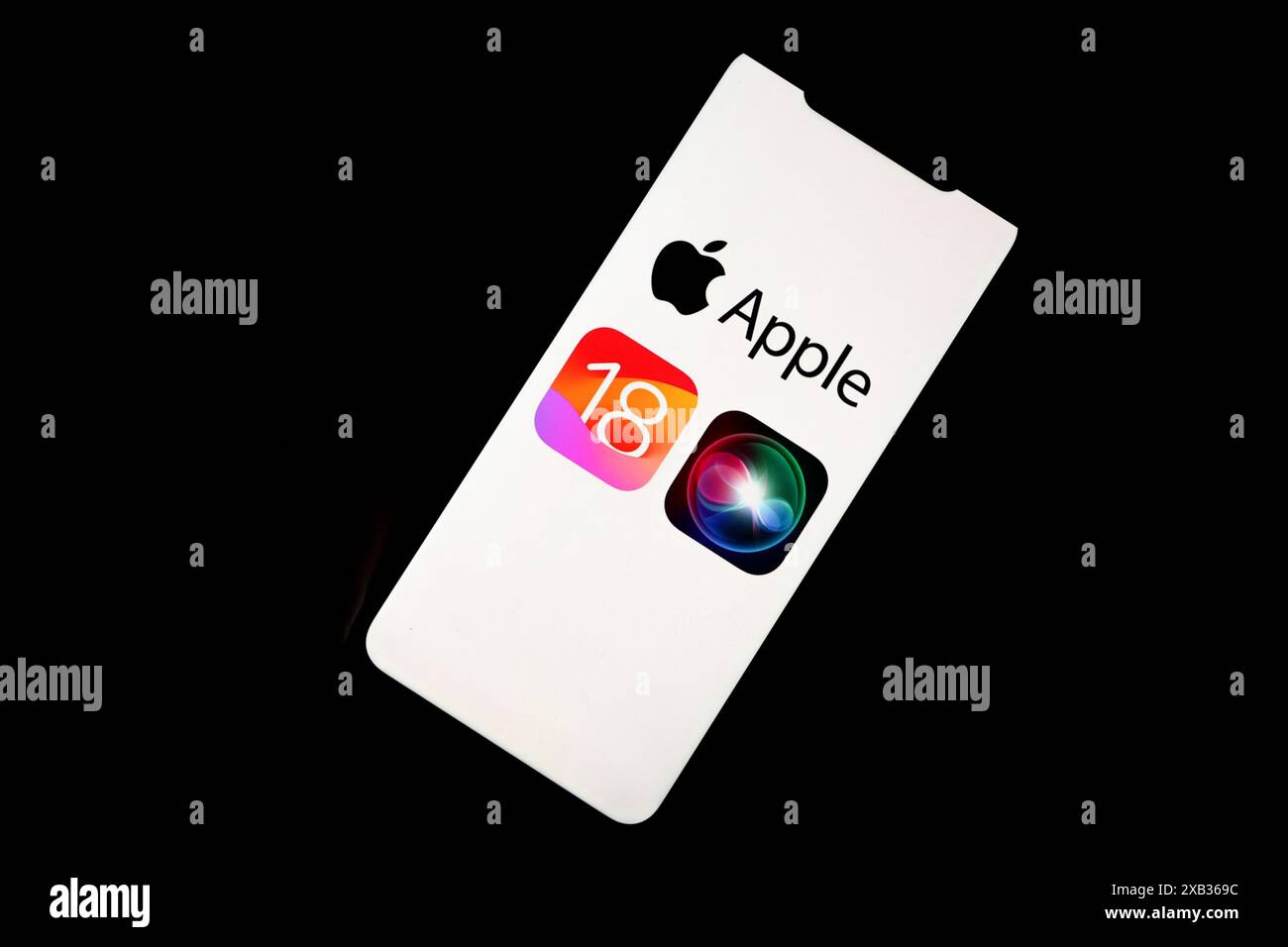 Dans cette illustration photo, un logo Apple iOS 18 et Siri ai Assistant vu sur un iPhone Apple. La version bêta est attendue au WWDC. Banque D'Images
