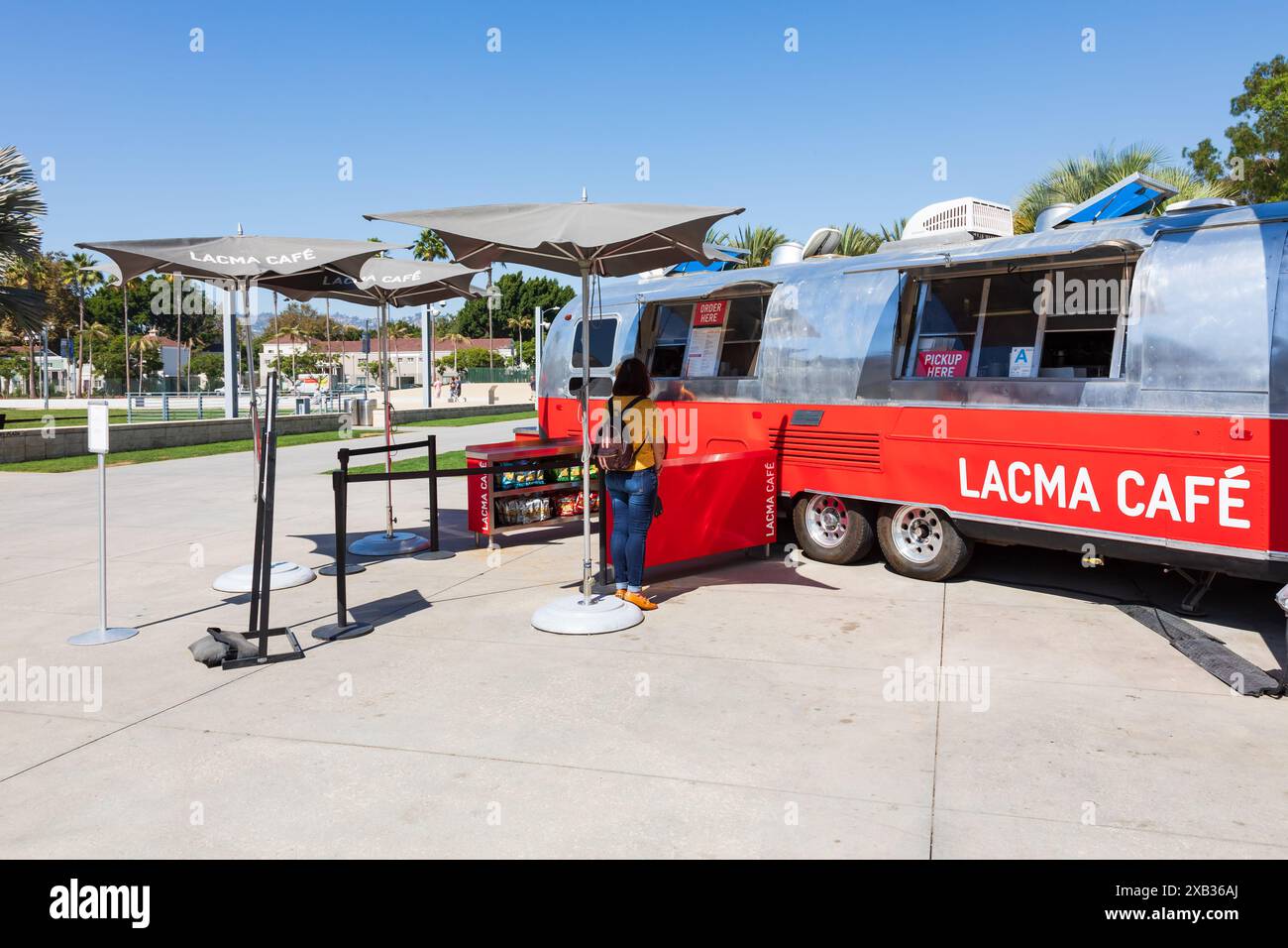 Client en attente de commande, remorque Airstream LACMA Cafe proposant des repas décontractés et de la nourriture de rue. Smidt Welcome Plaza, Los Angeles, Californie, États-Unis Banque D'Images