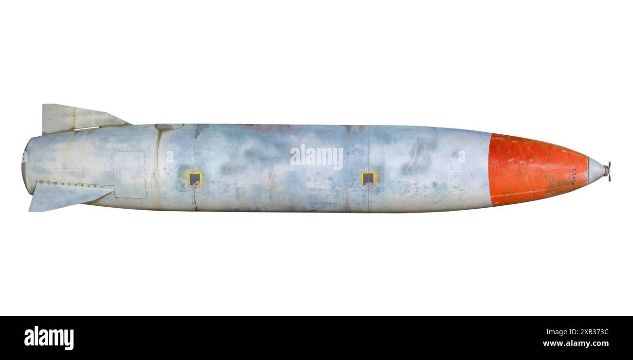 Ancienne bombe de missile militaire altérée isolée sur un fond blanc Banque D'Images