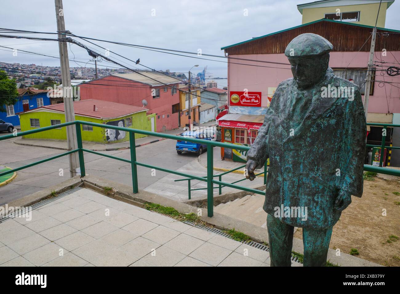 Valparaiso, Chili - 28 novembre 2023 : statues en bronze sur la colline Plaza de Los Poetas Banque D'Images