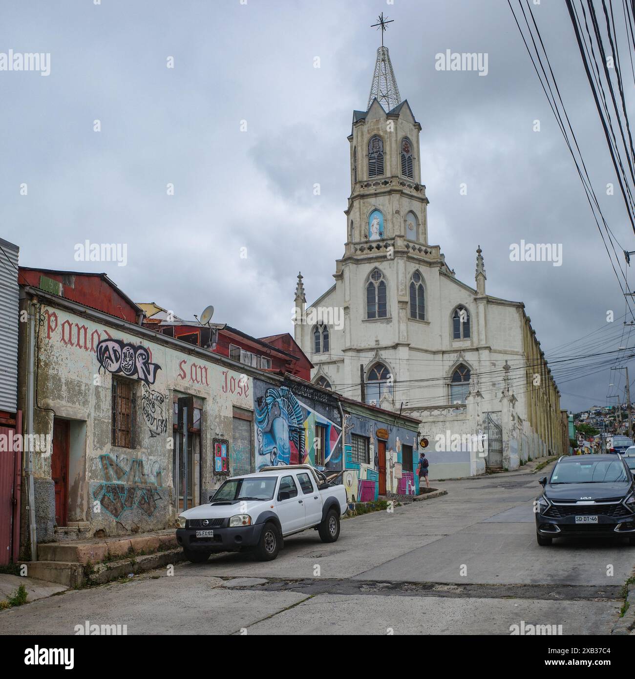 Valparaiso, Chili - 27 novembre 2023 : église Parroquia Las Carmelitas dans la colline historique de Valparaiso Banque D'Images