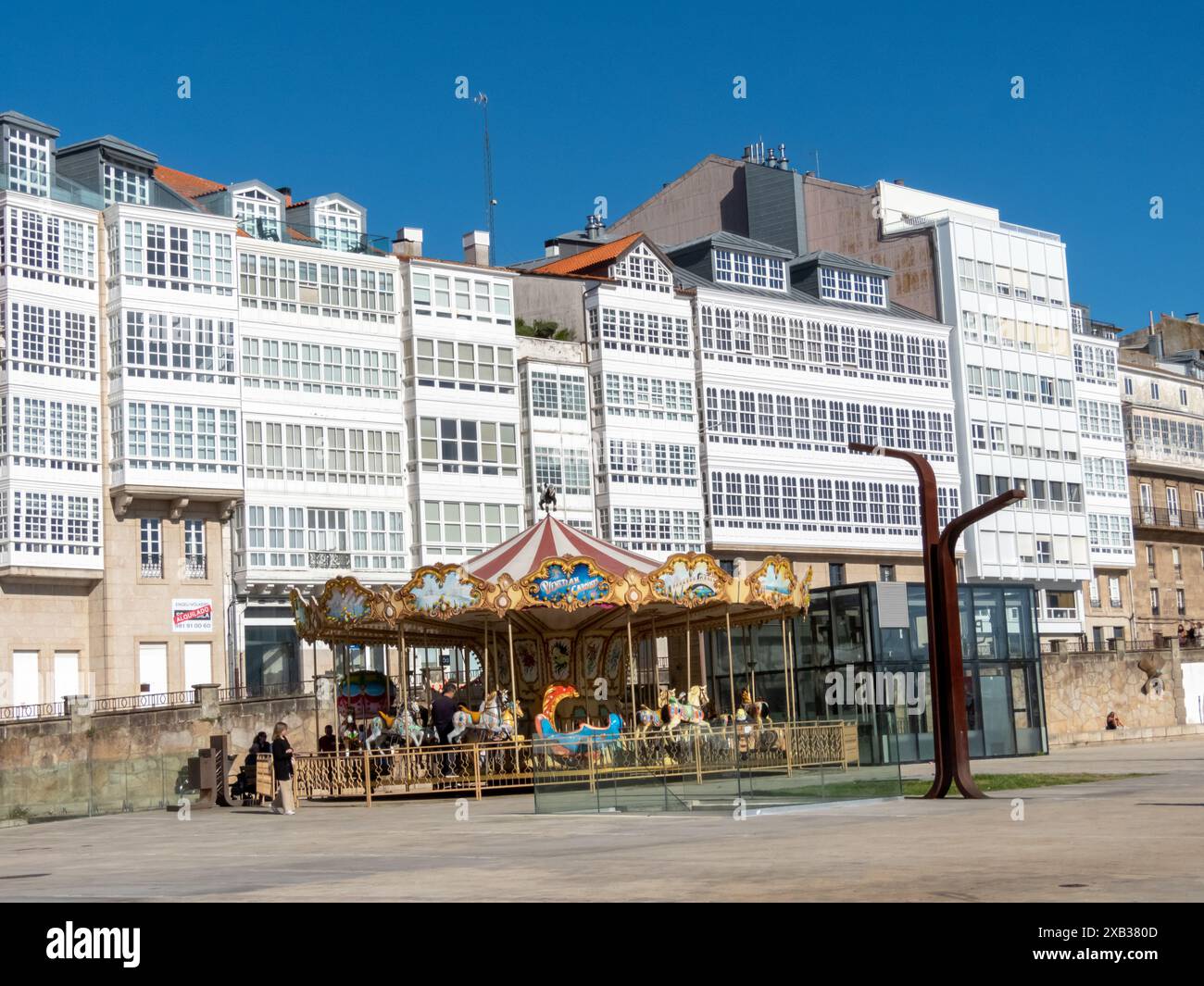 LA COROGNE, ESPAGNE - 22 AVRIL 2024 : bâtiments blancs avec balcons en verre ou galerias sur l'avenue Marina à la Corogne, Galice, Espagne. Banque D'Images