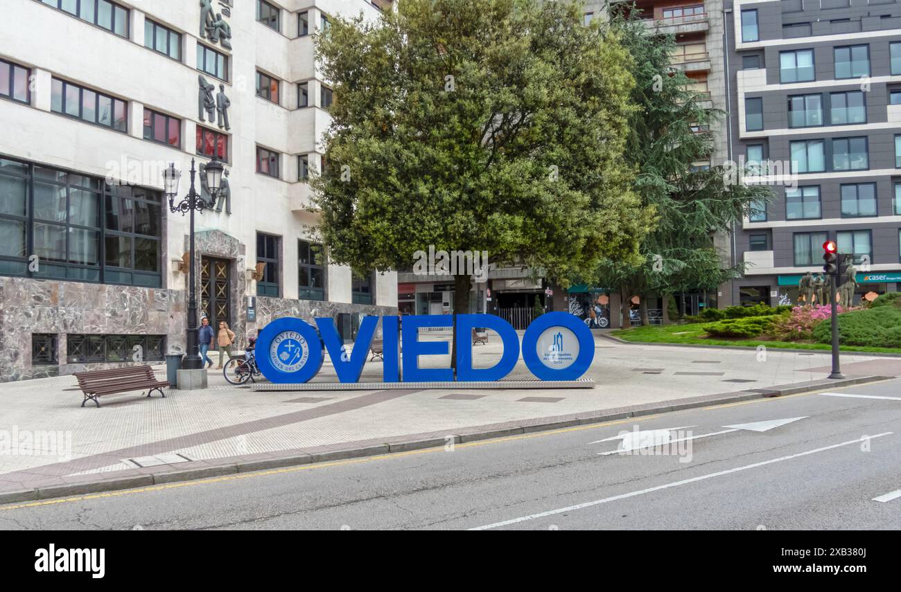 OVIEDO, ESPAGNE - 12 MAI 2024 : Photopoint avec le nom de la ville d'Oviedo en grandes lettres bleues dans le centre d'Oviedo, Asturies, Espagne Banque D'Images