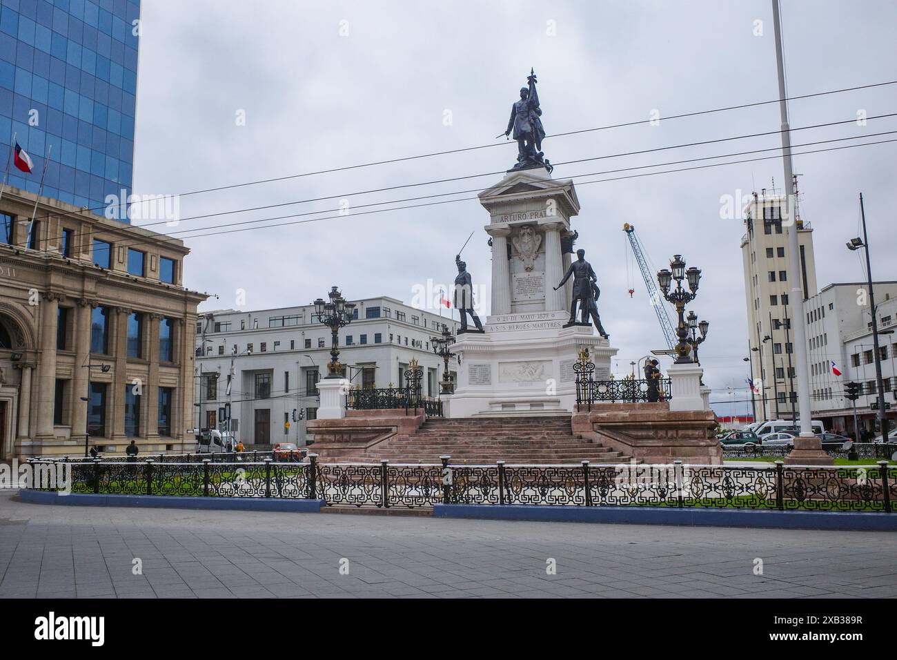 Valparaiso, Chili - 27 novembre 2023 : Monument sur la place Sotomayor dédié aux héros navals tombés de la bataille d'Iquique Banque D'Images