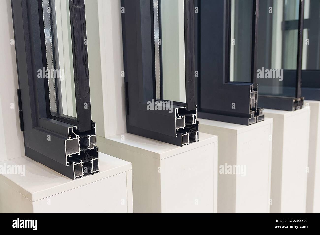 Profil en aluminium moderne pour fenêtre, portes dans le hall d'exposition du concessionnaire. Industrie Banque D'Images