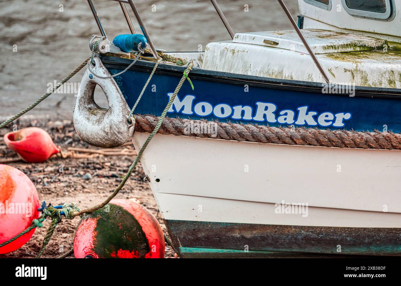 Bateau de pêche “Moonraker”, haut et sec. Marée basse à Bridport Harbour, West Bay, Bridport, Dorset, UK Banque D'Images