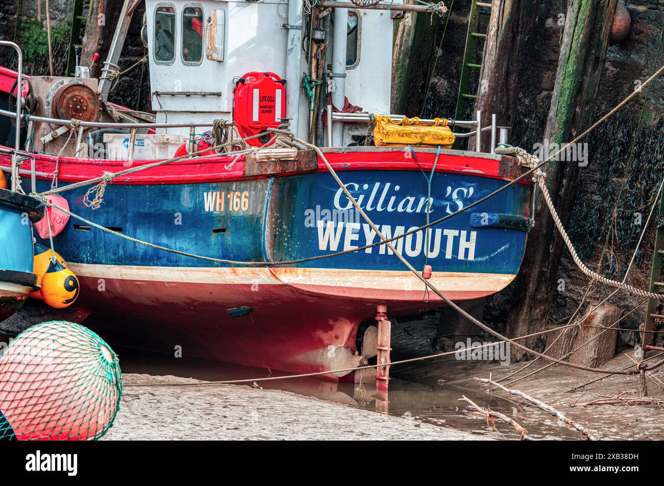 Bateau de pêche Gillian 'S' haut et sec. Marée basse à Bridport Harbour, West Bay, Bridport, Dorset, UK Banque D'Images