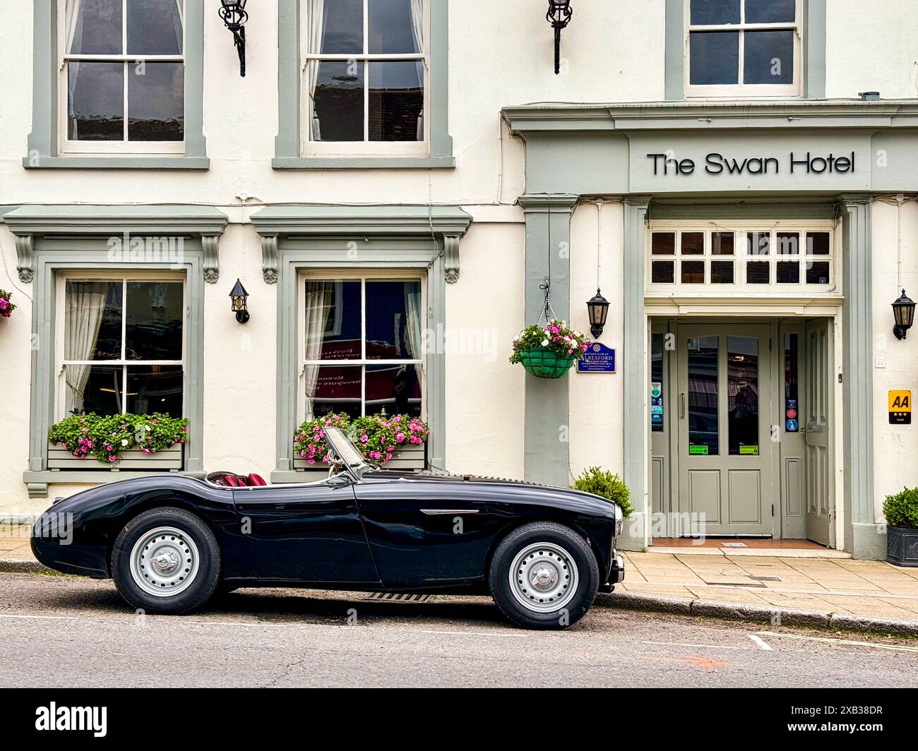 Vieille voiture de sport britannique. Black Austin Healey 100 voiture de sport devant l'hôtel Swan à New Alresford, Hampshire, Royaume-Uni. Banque D'Images