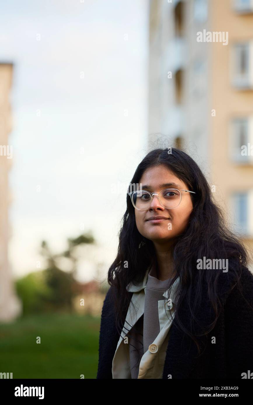 Portrait d'une femme adulte moyenne avec une expression blanche debout contre le bâtiment Banque D'Images