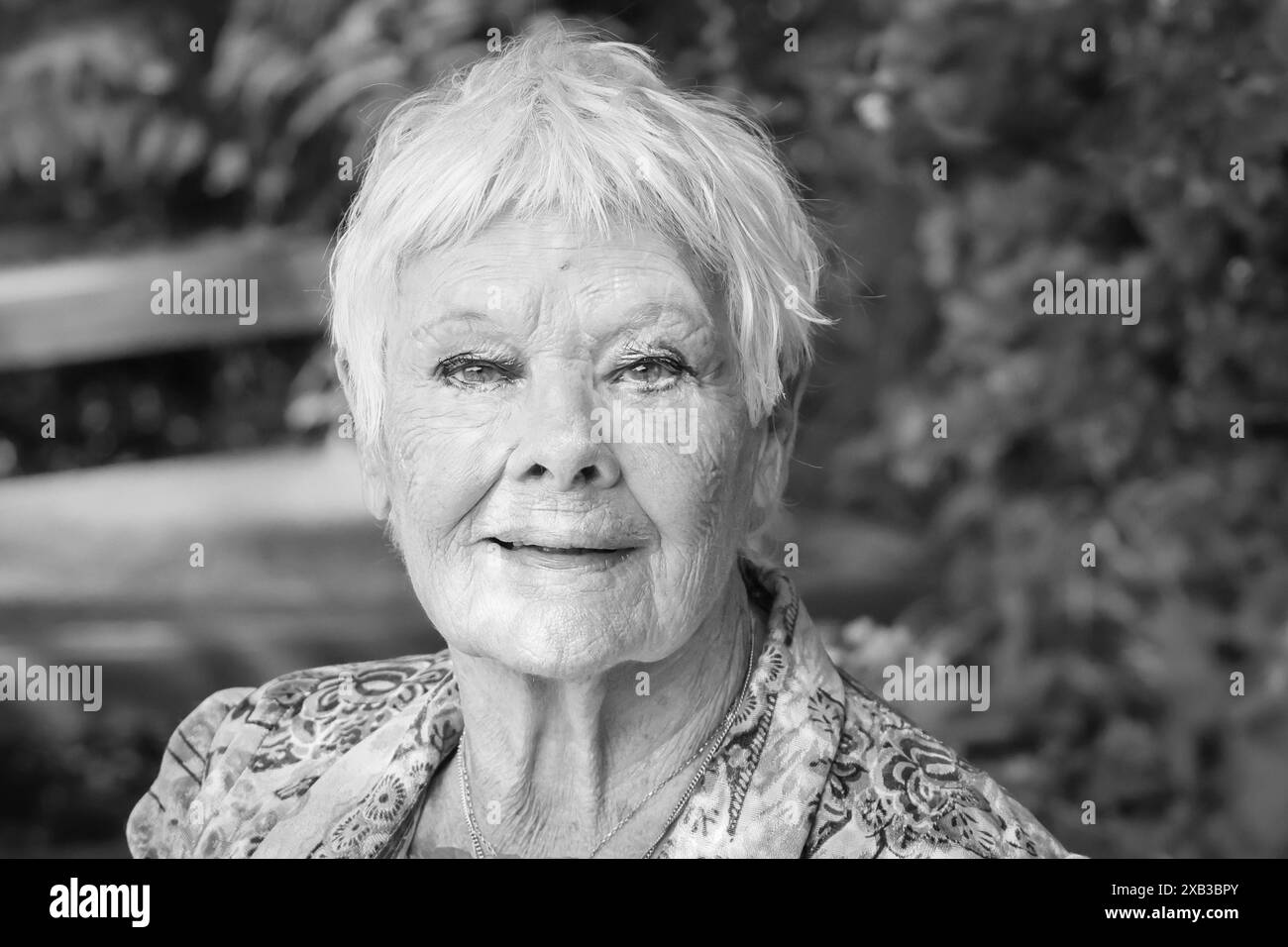 Dame Judi Dench, célèbre actrice anglaise, sourit et regarde la caméra en gros plan, Chelsea Flower Show 2024 Banque D'Images