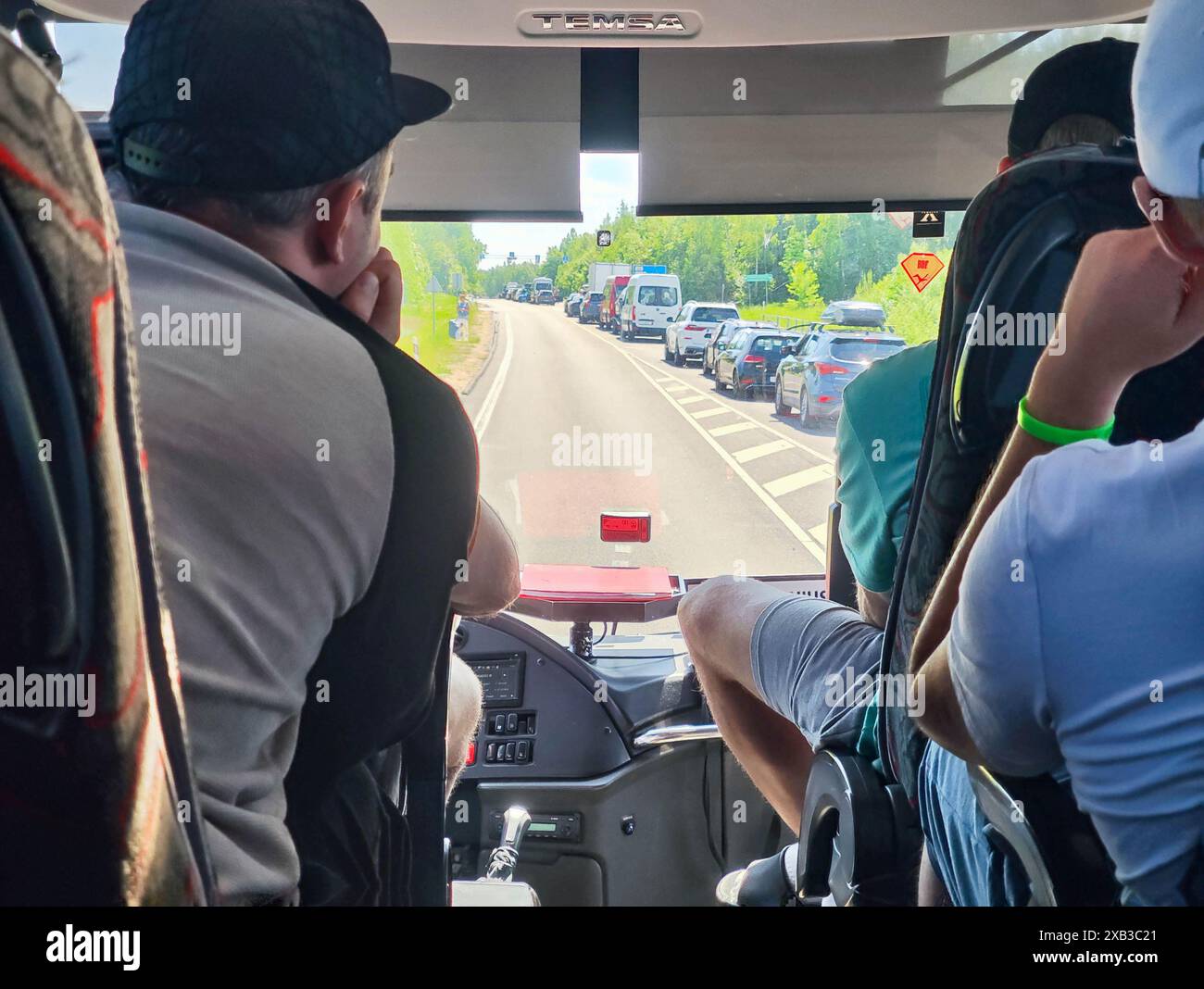 Kamenny Log, Biélorussie - 31 mai 2024 : autobus traversant la frontière entre la Lituanie et la Biélorussie à Kamenny Log Banque D'Images