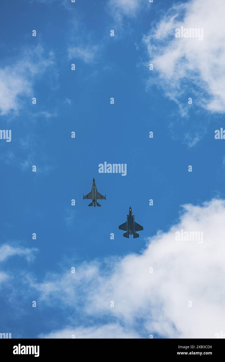 F-16 Fighting Falcon et F-35 Lightning II en vol de formation lors de l'exercice de l'OTAN Ramstein 1v1, le 6 juin 2024 Banque D'Images