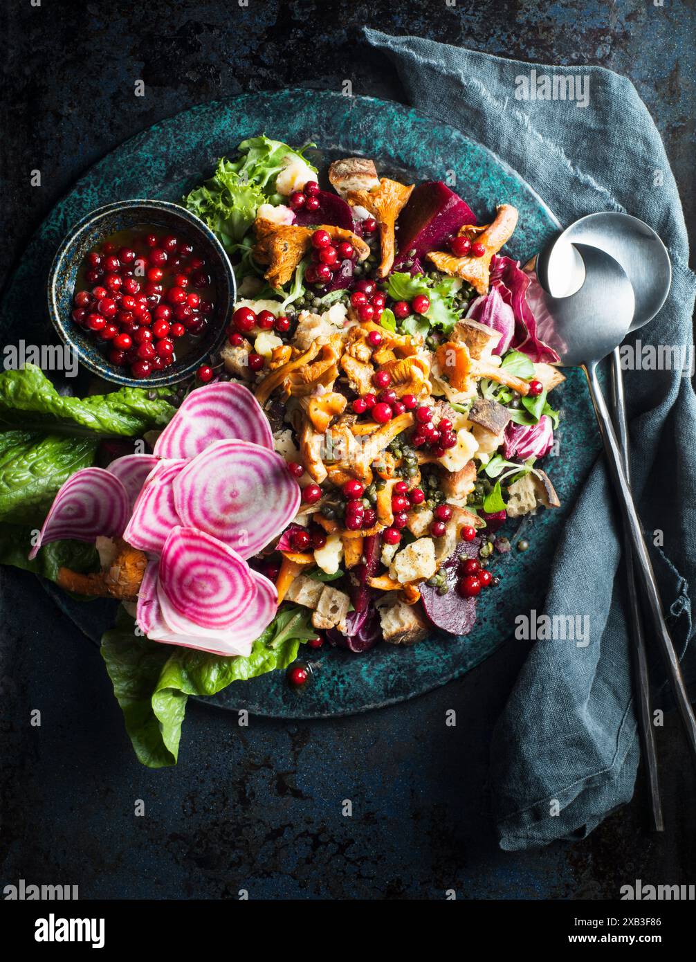 Salade aux cerises dans un bol sur la table Banque D'Images