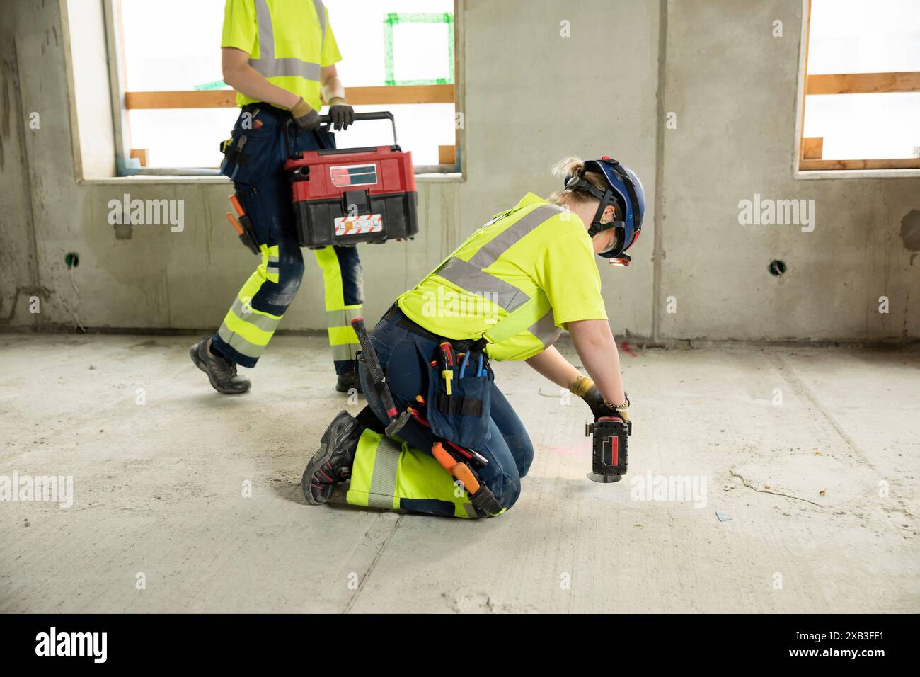 Femmes ingénieurs en vêtements de protection travaillant sur le chantier de construction Banque D'Images