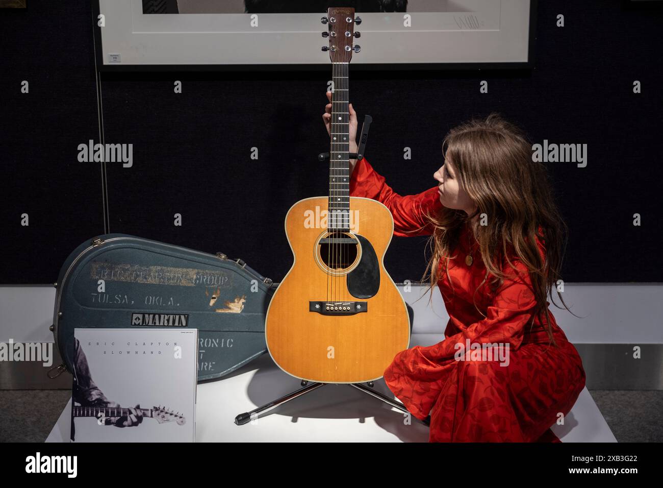 Londres, Royaume-Uni. 10 juin 2024. Un membre du personnel présente « The Martin 000-28 Flat-Top Acoustic Guitar », 1974, utilisé par Eric Clapton pour composer « Wonderful Tonight », sa chanson d’amour à Pattie Boyd (estimé à £300 000 - £400,000) lors d’une prévisualisation de la vente Rock, Pop & film de Bonhams. Les lots seront mis aux enchères le 12 juin dans les galeries Knightsbridge de Bonham. Credit : Stephen Chung / Alamy Live News Banque D'Images