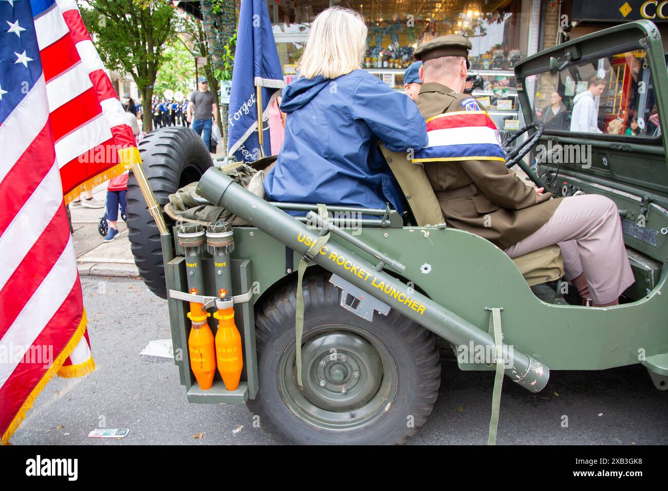 Défilé du 157e Memorial Day le 27 mai 2024 À BAY RIDGE, BROOKLYN, NEW YORK. Les vétérinaires montent dans une jeep avec un équipement de lancement de fusée sur le côté. Banque D'Images