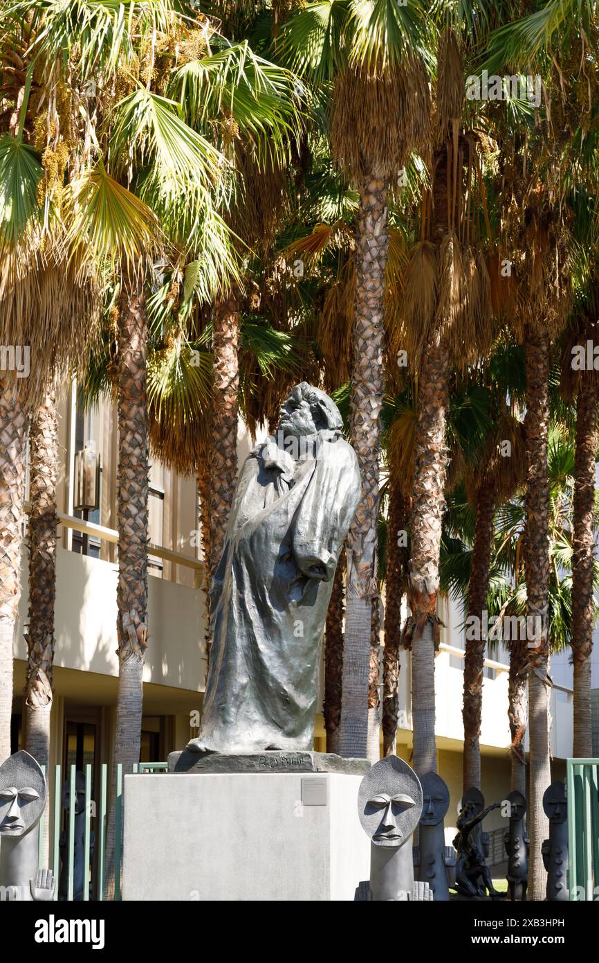 Fonte de bronze d'Auguste Rodin Monument à Honoré de Balzac. B Gerald Cantor sculpture Garden, Wilshire Blvd, Los Angeles, Californie, États-Unis Banque D'Images