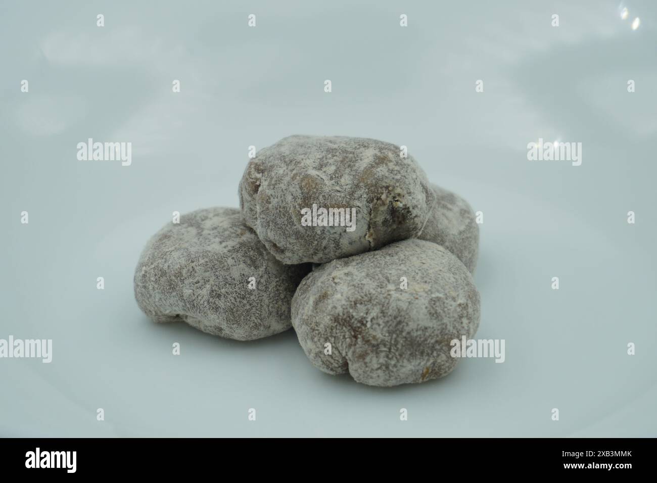 Mochi avec poudre blanche avec remplissage de chocolat et fond blanc Banque D'Images