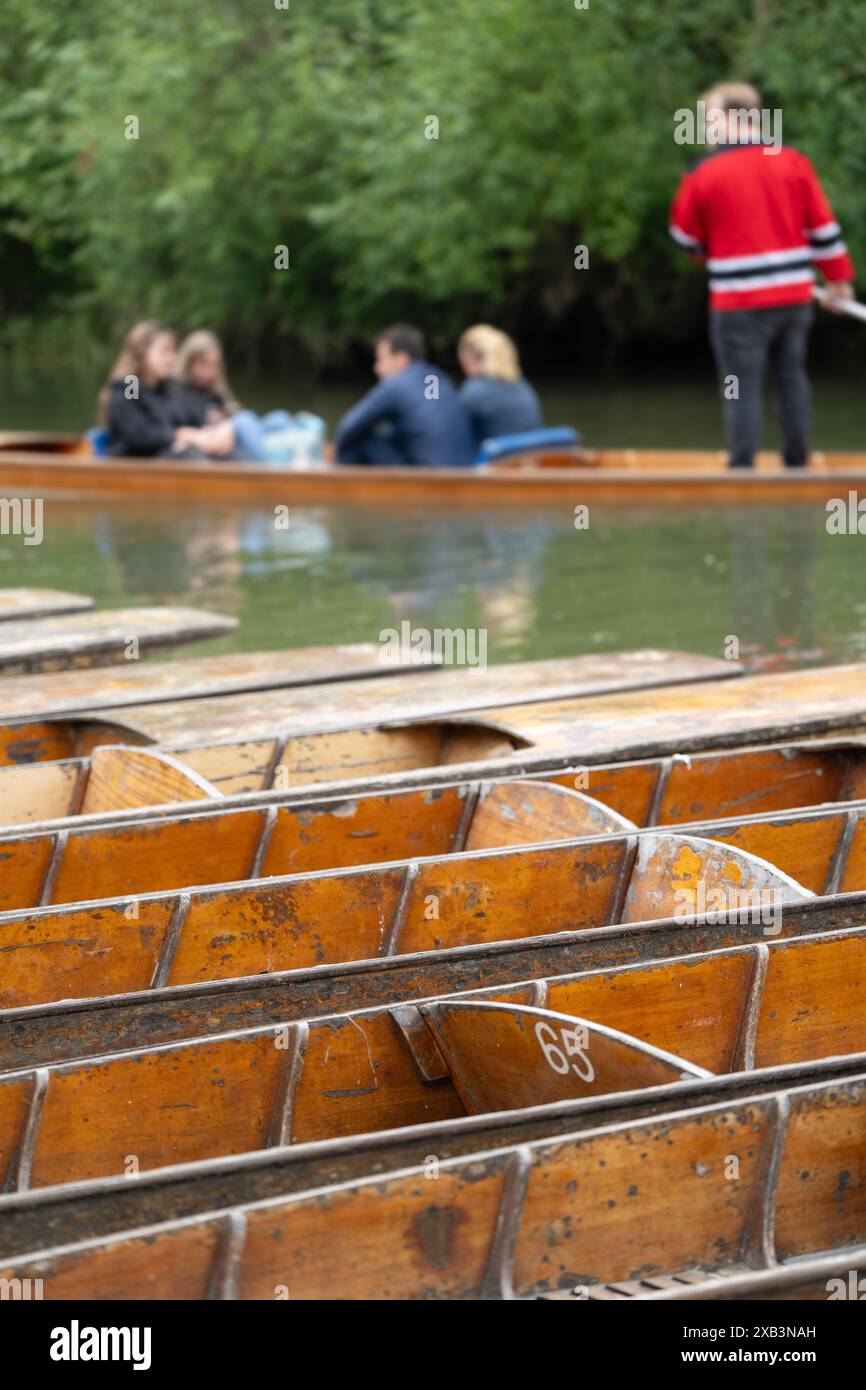 Toursits Punting in Wooden Punts on River Cherwell à Oxford Royaume-Uni Banque D'Images